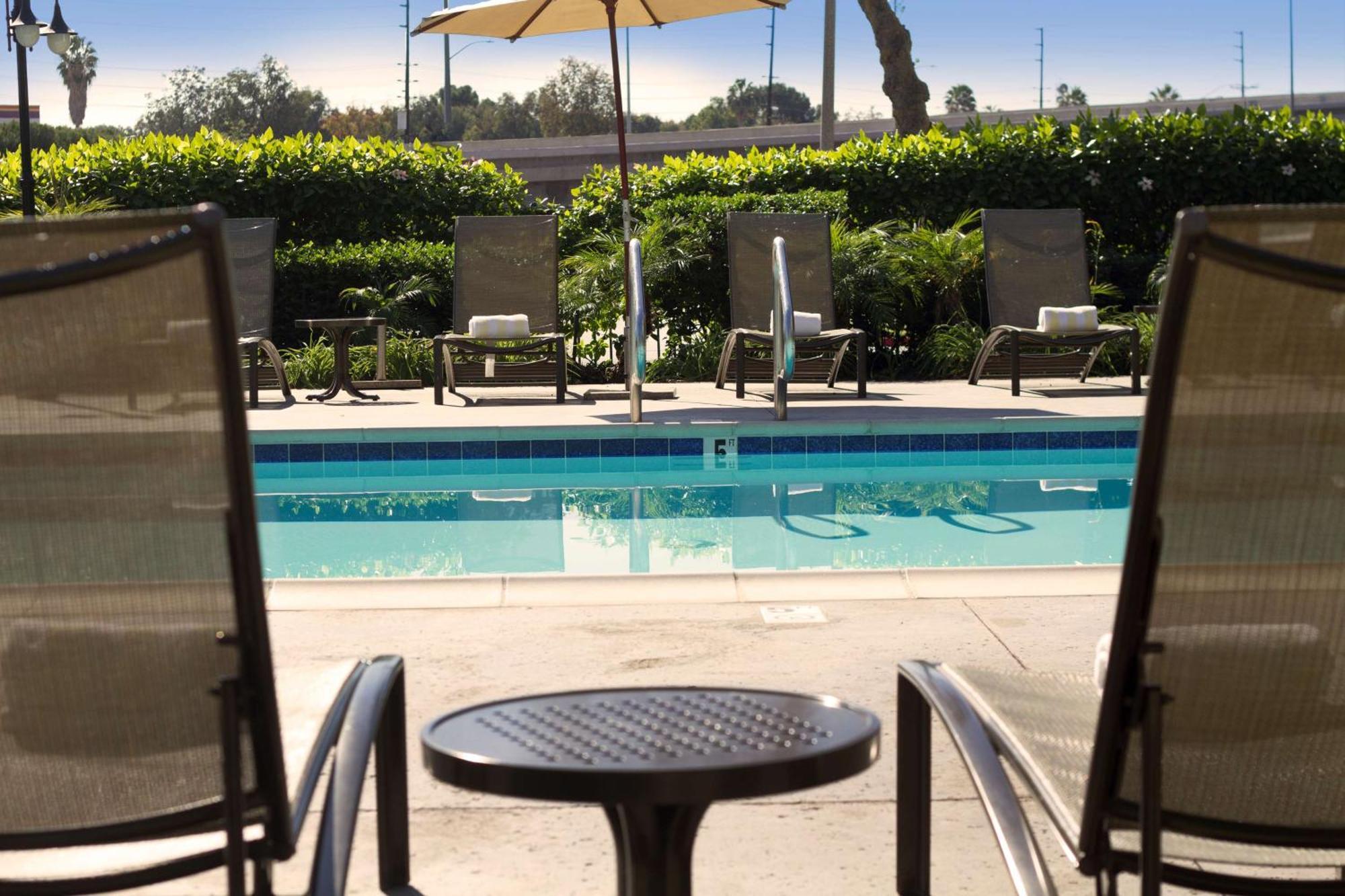 Отель Doubletree By Hilton Orange County Airport Санта-Ана Экстерьер фото