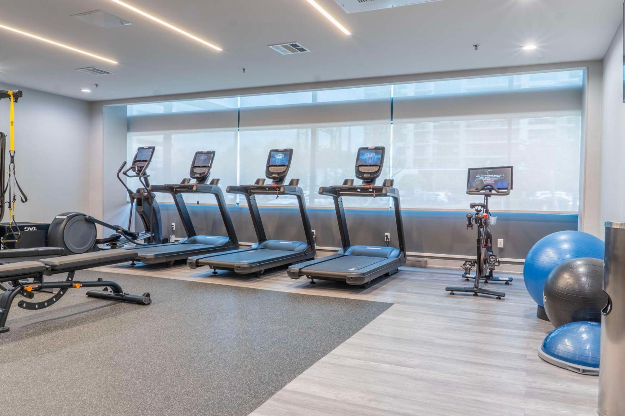 Отель Doubletree By Hilton Orange County Airport Санта-Ана Экстерьер фото